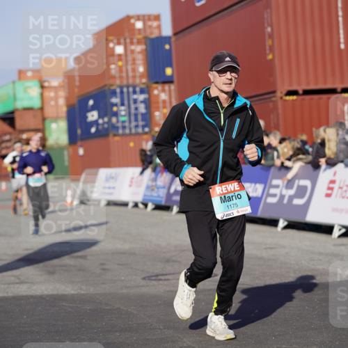 03.10.2025 - Köhlbrandbrückenlauf Michael Burmester http://msf.ph/oto/8996904 03.10.2025 10:00:25 Ziel 1018, 1106, 1118, 1175, 1262, 2880, 3650 meine-sportfotos.de