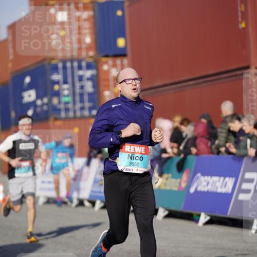 03.10.2025 - Köhlbrandbrückenlauf Michael Burmester http://msf.ph/oto/8996917 03.10.2025 10:00:27 Ziel 1018, 1118, 1175, 1262, 2880, 3317, 3650 meine-sportfotos.de