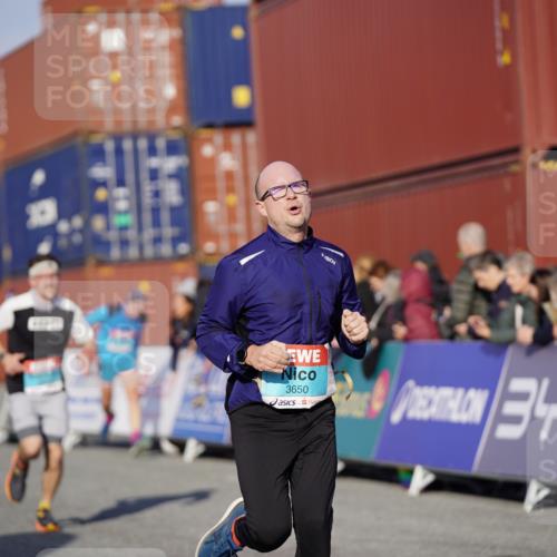 03.10.2025 - Köhlbrandbrückenlauf Michael Burmester http://msf.ph/oto/8996920 03.10.2025 10:00:27 Ziel 1018, 1118, 1175, 1262, 2880, 3317, 3650 meine-sportfotos.de