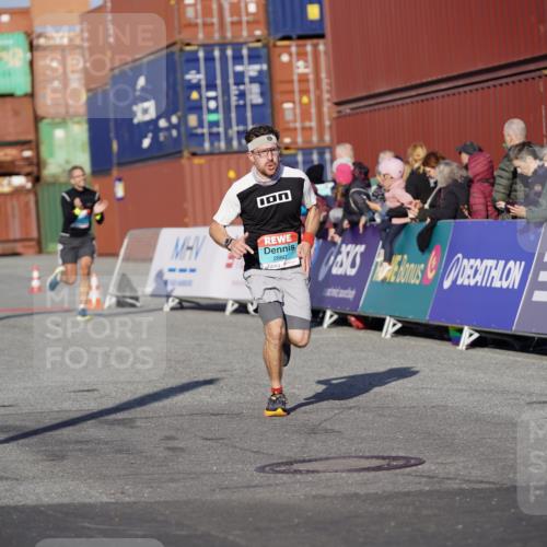 03.10.2025 - Köhlbrandbrückenlauf Michael Burmester http://msf.ph/oto/8996928 03.10.2025 10:00:28 Ziel 1018, 1118, 1175, 1262, 2796, 2880, 3317, 3650, 3719 meine-sportfotos.de