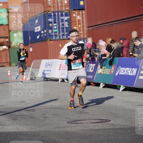 03.10.2025 - Köhlbrandbrückenlauf Michael Burmester http://msf.ph/oto/8996932 03.10.2025 10:00:28 Ziel 1018, 1118, 1175, 1262, 2796, 2880, 3317, 3650, 3719 meine-sportfotos.de