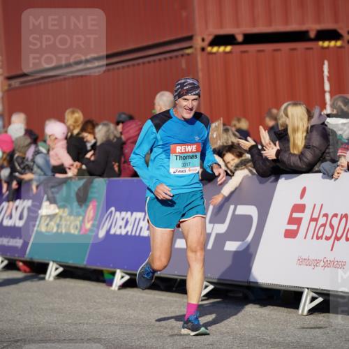 03.10.2025 - Köhlbrandbrückenlauf Michael Burmester http://msf.ph/oto/8996943 03.10.2025 10:00:31 Ziel 2712, 2796, 2880, 3317, 3650, 3658, 3719 meine-sportfotos.de