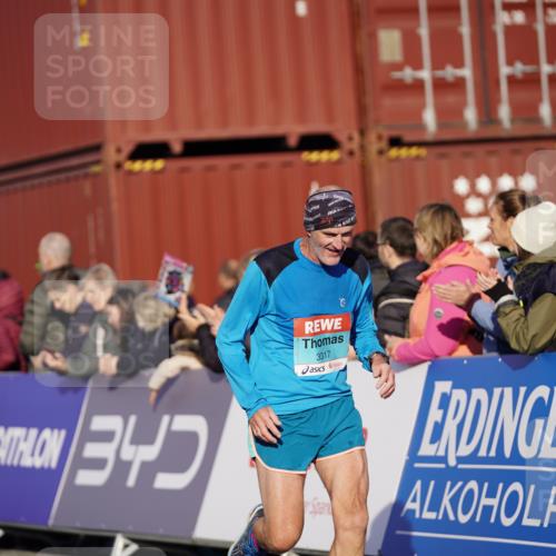 03.10.2025 - Köhlbrandbrückenlauf Michael Burmester http://msf.ph/oto/8996949 03.10.2025 10:00:31 Ziel 2712, 2796, 2880, 3317, 3650, 3658, 3719 meine-sportfotos.de