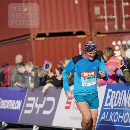 03.10.2025 - Köhlbrandbrückenlauf Michael Burmester http://msf.ph/oto/8996951 03.10.2025 10:00:32 Ziel 2712, 2796, 2880, 3317, 3650, 3658, 3719 meine-sportfotos.de