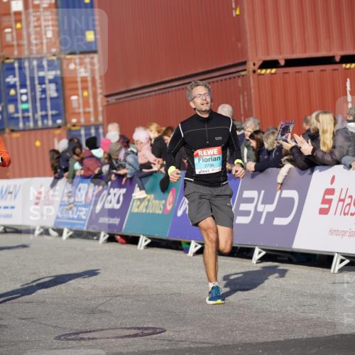 03.10.2025 - Köhlbrandbrückenlauf Michael Burmester http://msf.ph/oto/8996954 03.10.2025 10:00:32 Ziel 2712, 2796, 2880, 3317, 3650, 3658, 3719 meine-sportfotos.de