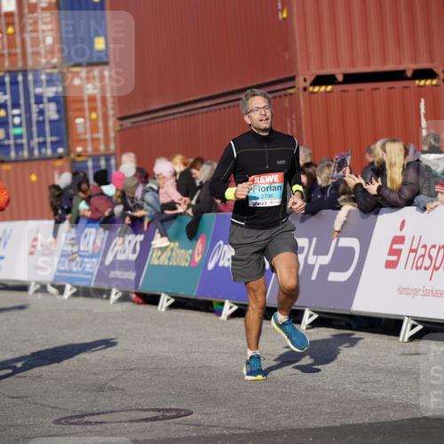 03.10.2025 - Köhlbrandbrückenlauf Michael Burmester http://msf.ph/oto/8996957 03.10.2025 10:00:32 Ziel 2712, 2796, 2880, 3317, 3650, 3658, 3719 meine-sportfotos.de