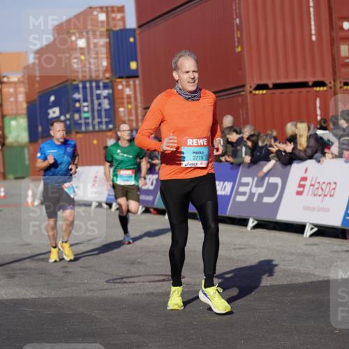 03.10.2025 - Köhlbrandbrückenlauf Michael Burmester http://msf.ph/oto/8996965 03.10.2025 10:00:34 Ziel 2712, 2796, 2880, 3307, 3317, 3650, 3658, 3719 meine-sportfotos.de
