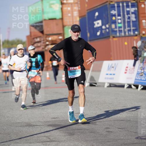 03.10.2025 - Köhlbrandbrückenlauf Michael Burmester http://msf.ph/oto/8996989 03.10.2025 10:00:38 Ziel 1330, 2712, 2796, 3307, 3317, 3342, 3651, 3658, 3719 meine-sportfotos.de