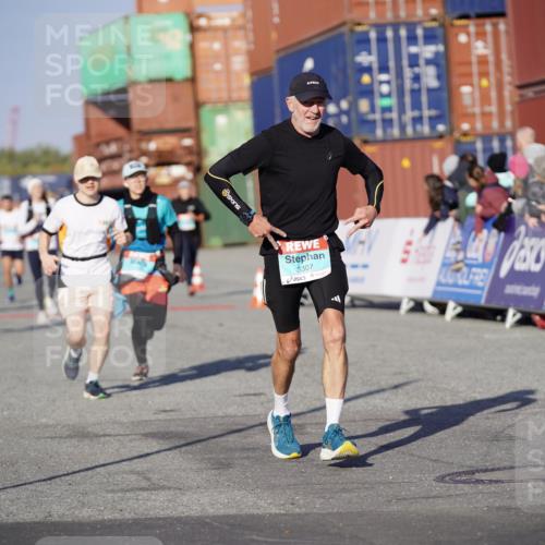 03.10.2025 - Köhlbrandbrückenlauf Michael Burmester http://msf.ph/oto/8996995 03.10.2025 10:00:38 Ziel 1330, 2712, 2796, 3307, 3317, 3342, 3651, 3658, 3719 meine-sportfotos.de