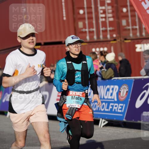 03.10.2025 - Köhlbrandbrückenlauf Michael Burmester http://msf.ph/oto/8997019 03.10.2025 10:00:42 Ziel 1082, 1133, 1330, 1553, 1826, 3307, 3342, 3651, 3658 meine-sportfotos.de