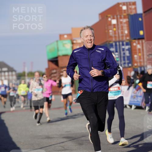 03.10.2025 - Köhlbrandbrückenlauf Michael Burmester http://msf.ph/oto/8997025 03.10.2025 10:00:44 Ziel 1082, 1133, 1330, 1553, 1826, 3307, 3342, 3343, 3651 meine-sportfotos.de