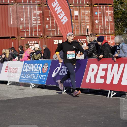 03.10.2025 - Köhlbrandbrückenlauf Michael Burmester http://msf.ph/oto/8997034 03.10.2025 10:00:47 Ziel 1058, 1082, 1133, 1168, 1330, 1468, 1553, 1826, 3342, 3343, 3594, 3651, 3790, 3794 meine-sportfotos.de