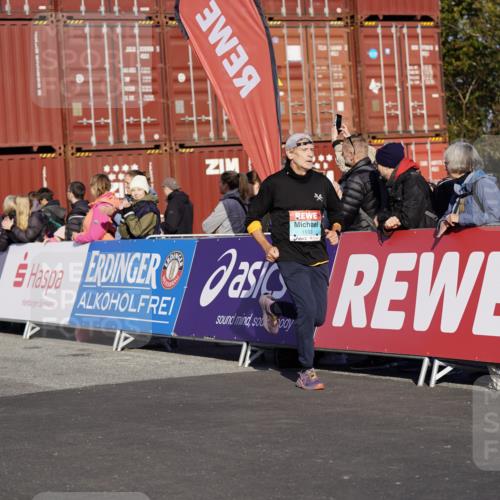 03.10.2025 - Köhlbrandbrückenlauf Michael Burmester http://msf.ph/oto/8997037 03.10.2025 10:00:47 Ziel 1058, 1082, 1133, 1168, 1330, 1468, 1553, 1826, 3342, 3343, 3594, 3651, 3790, 3794 meine-sportfotos.de