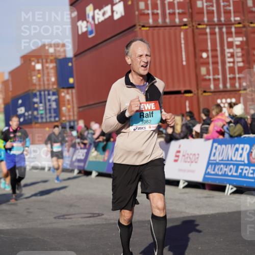 03.10.2025 - Köhlbrandbrückenlauf Michael Burmester http://msf.ph/oto/8997050 03.10.2025 10:00:48 Ziel 1058, 1082, 1133, 1168, 1468, 1553, 1826, 2947, 3343, 3594, 3651, 3790, 3794 meine-sportfotos.de