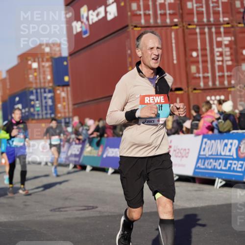 03.10.2025 - Köhlbrandbrückenlauf Michael Burmester http://msf.ph/oto/8997053 03.10.2025 10:00:48 Ziel 1058, 1082, 1133, 1168, 1468, 1553, 1826, 2947, 3343, 3594, 3651, 3790, 3794 meine-sportfotos.de