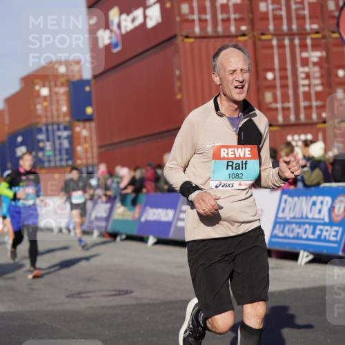 03.10.2025 - Köhlbrandbrückenlauf Michael Burmester http://msf.ph/oto/8997056 03.10.2025 10:00:49 Ziel 1058, 1082, 1133, 1168, 1468, 1553, 1826, 2947, 3343, 3594, 3651, 3775, 3790, 3794 meine-sportfotos.de