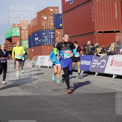 03.10.2025 - Köhlbrandbrückenlauf Michael Burmester http://msf.ph/oto/8997062 03.10.2025 10:00:50 Ziel 1058, 1082, 1133, 1168, 1468, 1553, 1826, 2947, 3343, 3594, 3651, 3775, 3790, 3794 meine-sportfotos.de