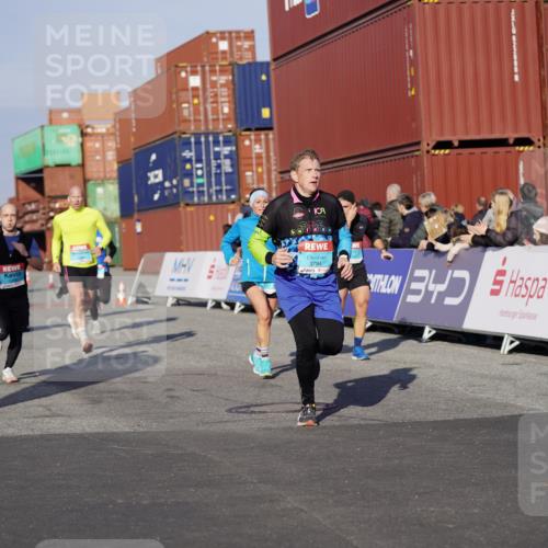 03.10.2025 - Köhlbrandbrückenlauf Michael Burmester http://msf.ph/oto/8997066 03.10.2025 10:00:50 Ziel 1058, 1082, 1133, 1168, 1468, 1553, 1826, 2947, 3343, 3594, 3651, 3775, 3790, 3794 meine-sportfotos.de