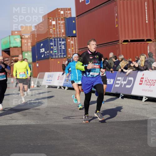 03.10.2025 - Köhlbrandbrückenlauf Michael Burmester http://msf.ph/oto/8997069 03.10.2025 10:00:50 Ziel 1058, 1082, 1133, 1168, 1468, 1553, 1826, 2947, 3343, 3594, 3651, 3775, 3790, 3794 meine-sportfotos.de