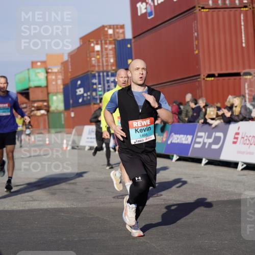 03.10.2025 - Köhlbrandbrückenlauf Michael Burmester http://msf.ph/oto/8997084 03.10.2025 10:00:52 Ziel 1058, 1082, 1133, 1168, 1468, 1826, 2587, 2947, 3343, 3594, 3775, 3790, 3794 meine-sportfotos.de