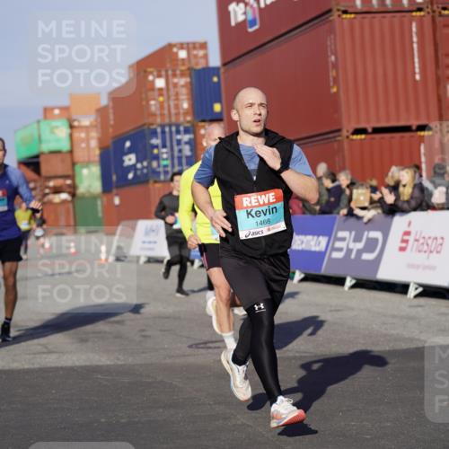 03.10.2025 - Köhlbrandbrückenlauf Michael Burmester http://msf.ph/oto/8997087 03.10.2025 10:00:52 Ziel 1058, 1082, 1133, 1168, 1468, 1826, 2587, 2947, 3343, 3594, 3775, 3790, 3794 meine-sportfotos.de