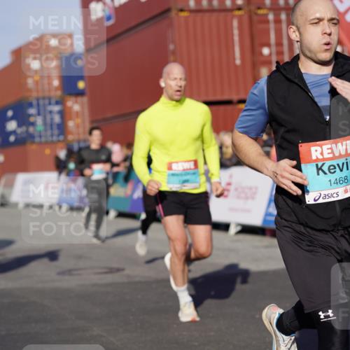 03.10.2025 - Köhlbrandbrückenlauf Michael Burmester http://msf.ph/oto/8997090 03.10.2025 10:00:53 Ziel 1058, 1082, 1133, 1168, 1468, 1826, 2587, 2947, 3343, 3594, 3775, 3790, 3794 meine-sportfotos.de