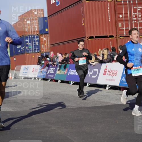 03.10.2025 - Köhlbrandbrückenlauf Michael Burmester http://msf.ph/oto/8997096 03.10.2025 10:00:53 Ziel 1058, 1082, 1133, 1168, 1468, 1826, 2587, 2947, 3343, 3594, 3775, 3790, 3794 meine-sportfotos.de