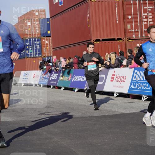 03.10.2025 - Köhlbrandbrückenlauf Michael Burmester http://msf.ph/oto/8997099 03.10.2025 10:00:53 Ziel 1058, 1082, 1133, 1168, 1468, 1826, 2587, 2947, 3343, 3594, 3775, 3790, 3794 meine-sportfotos.de