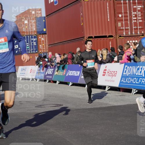 03.10.2025 - Köhlbrandbrückenlauf Michael Burmester http://msf.ph/oto/8997103 03.10.2025 10:00:54 Ziel 1058, 1133, 1168, 1468, 1602, 1826, 2587, 2947, 3343, 3594, 3775, 3790, 3794 meine-sportfotos.de