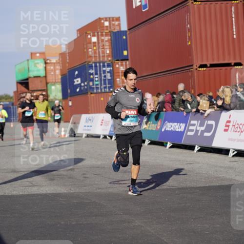 03.10.2025 - Köhlbrandbrückenlauf Michael Burmester http://msf.ph/oto/8997110 03.10.2025 10:00:56 Ziel 1058, 1110, 1168, 1468, 1517, 1602, 2587, 2947, 3091, 3458, 3594, 3775, 3790, 3794 meine-sportfotos.de