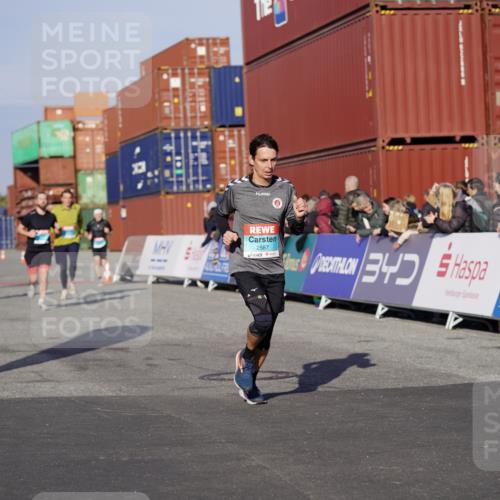 03.10.2025 - Köhlbrandbrückenlauf Michael Burmester http://msf.ph/oto/8997113 03.10.2025 10:00:56 Ziel 1058, 1110, 1168, 1468, 1517, 1602, 2587, 2947, 3091, 3458, 3594, 3775, 3790, 3794 meine-sportfotos.de