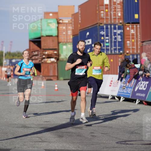 03.10.2025 - Köhlbrandbrückenlauf Michael Burmester http://msf.ph/oto/8997125 03.10.2025 10:00:58 Ziel 1058, 1110, 1168, 1468, 1517, 1602, 2587, 2947, 3091, 3458, 3594, 3775, 3790 meine-sportfotos.de