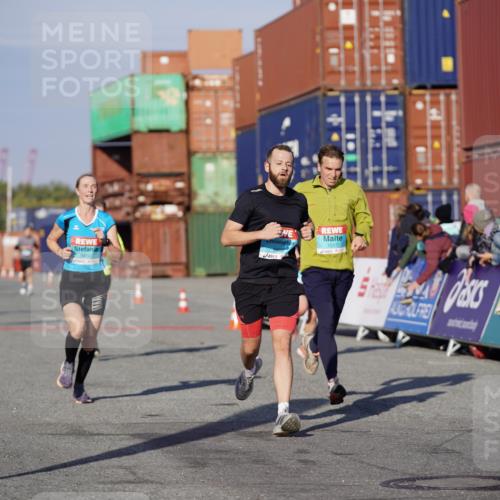 03.10.2025 - Köhlbrandbrückenlauf Michael Burmester http://msf.ph/oto/8997128 03.10.2025 10:00:58 Ziel 1058, 1110, 1168, 1468, 1517, 1602, 2587, 2947, 3091, 3458, 3594, 3775, 3790 meine-sportfotos.de