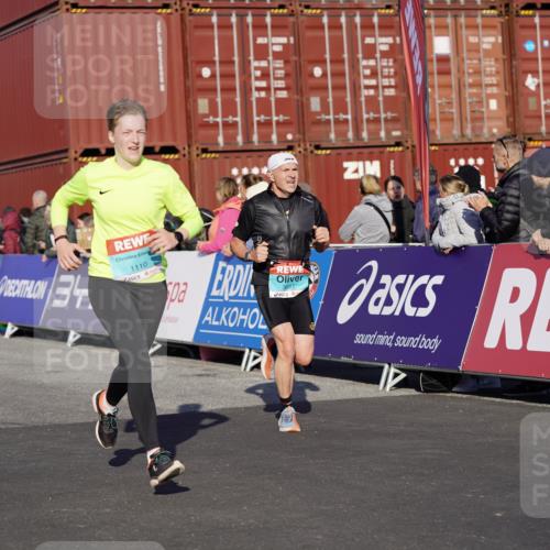 03.10.2025 - Köhlbrandbrückenlauf Michael Burmester http://msf.ph/oto/8997174 03.10.2025 10:01:02 Ziel 1110, 1115, 1176, 1517, 1602, 2587, 3091, 3458 meine-sportfotos.de
