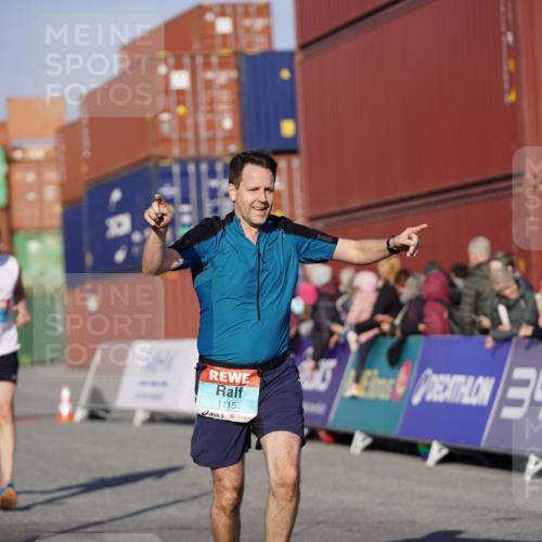 03.10.2025 - Köhlbrandbrückenlauf Michael Burmester http://msf.ph/oto/8997183 03.10.2025 10:01:05 Ziel 1110, 1115, 1176, 1517, 1602, 3091, 3458 meine-sportfotos.de