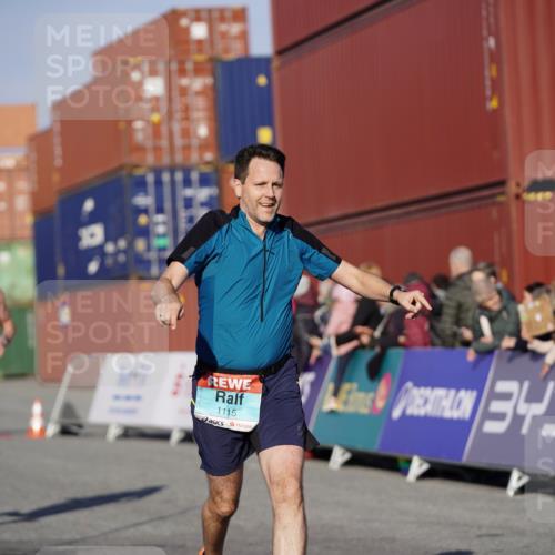 03.10.2025 - Köhlbrandbrückenlauf Michael Burmester http://msf.ph/oto/8997186 03.10.2025 10:01:05 Ziel 1110, 1115, 1176, 1517, 1602, 3091, 3458 meine-sportfotos.de