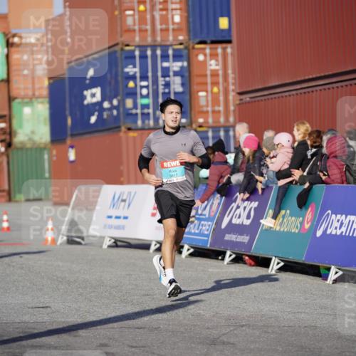 03.10.2025 - Köhlbrandbrückenlauf Michael Burmester http://msf.ph/oto/8997209 03.10.2025 10:01:09 Ziel 1115, 1122, 1157, 1176, 3817 meine-sportfotos.de