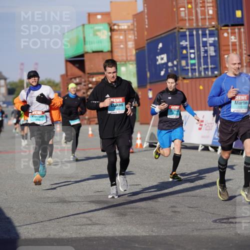 03.10.2025 - Köhlbrandbrückenlauf Michael Burmester http://msf.ph/oto/8997234 03.10.2025 10:01:13 Ziel 1122, 1157, 1176, 1316, 1368, 2940, 3164, 3204, 3817 meine-sportfotos.de