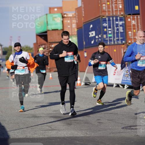 03.10.2025 - Köhlbrandbrückenlauf Michael Burmester http://msf.ph/oto/8997237 03.10.2025 10:01:13 Ziel 1122, 1157, 1176, 1316, 1368, 2940, 3164, 3204, 3817 meine-sportfotos.de