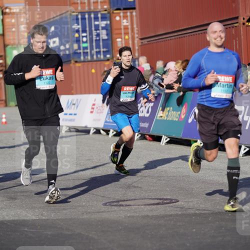 03.10.2025 - Köhlbrandbrückenlauf Michael Burmester http://msf.ph/oto/8997240 03.10.2025 10:01:14 Ziel 1122, 1157, 1176, 1316, 1368, 2940, 3164, 3204, 3817 meine-sportfotos.de