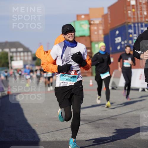 03.10.2025 - Köhlbrandbrückenlauf Michael Burmester http://msf.ph/oto/8997251 03.10.2025 10:01:15 Ziel 1122, 1157, 1316, 1368, 2940, 3164, 3204, 3817 meine-sportfotos.de