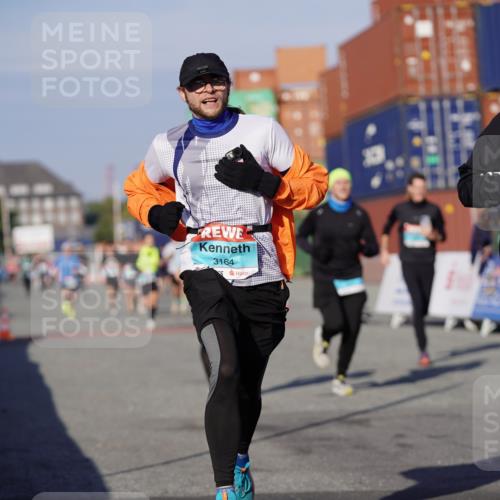 03.10.2025 - Köhlbrandbrückenlauf Michael Burmester http://msf.ph/oto/8997256 03.10.2025 10:01:15 Ziel 1122, 1157, 1316, 1368, 2940, 3164, 3204, 3817 meine-sportfotos.de