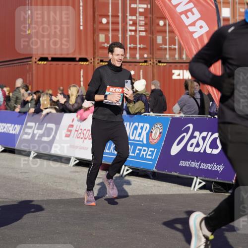 03.10.2025 - Köhlbrandbrückenlauf Michael Burmester http://msf.ph/oto/8997265 03.10.2025 10:01:18 Ziel 1122, 1157, 1316, 1368, 2940, 3164, 3204, 3454, 3817 meine-sportfotos.de