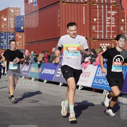 03.10.2025 - Köhlbrandbrückenlauf Michael Burmester http://msf.ph/oto/8997303 03.10.2025 10:01:25 Ziel 1021, 1146, 1226, 1368, 1396, 2901, 3454, 3568, 3813 meine-sportfotos.de