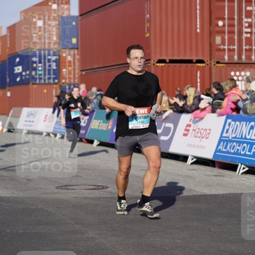 03.10.2025 - Köhlbrandbrückenlauf Michael Burmester http://msf.ph/oto/8997309 03.10.2025 10:01:25 Ziel 1021, 1146, 1226, 1368, 1396, 2901, 3454, 3568, 3813 meine-sportfotos.de