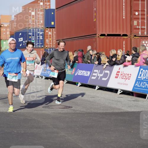 03.10.2025 - Köhlbrandbrückenlauf Michael Burmester http://msf.ph/oto/8997326 03.10.2025 10:01:28 Ziel 1021, 1146, 1226, 1279, 1396, 2901, 3454, 3568, 3813 meine-sportfotos.de