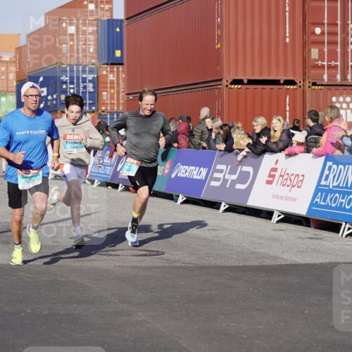 03.10.2025 - Köhlbrandbrückenlauf Michael Burmester http://msf.ph/oto/8997329 03.10.2025 10:01:28 Ziel 1021, 1146, 1226, 1279, 1396, 2901, 3454, 3568, 3813 meine-sportfotos.de