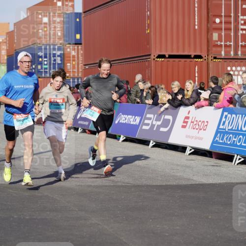 03.10.2025 - Köhlbrandbrückenlauf Michael Burmester http://msf.ph/oto/8997334 03.10.2025 10:01:28 Ziel 1021, 1146, 1226, 1279, 1396, 2901, 3454, 3568, 3813 meine-sportfotos.de