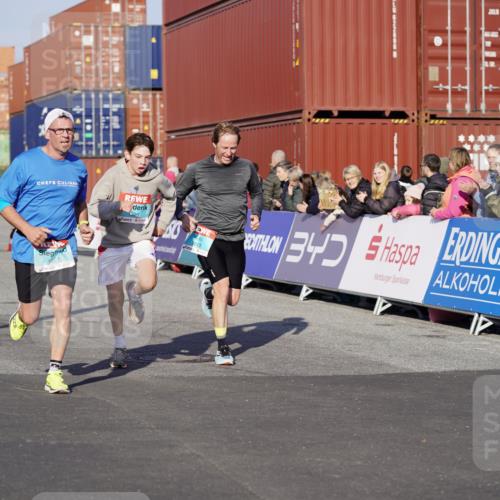 03.10.2025 - Köhlbrandbrückenlauf Michael Burmester http://msf.ph/oto/8997337 03.10.2025 10:01:28 Ziel 1021, 1146, 1226, 1279, 1396, 2901, 3454, 3568, 3813 meine-sportfotos.de