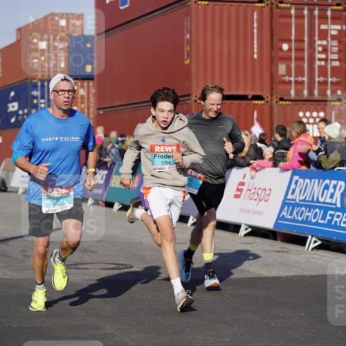 03.10.2025 - Köhlbrandbrückenlauf Michael Burmester http://msf.ph/oto/8997340 03.10.2025 10:01:28 Ziel 1021, 1146, 1226, 1279, 1396, 2901, 3454, 3568, 3813 meine-sportfotos.de